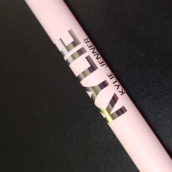 KYLIE COSMETICS GEL EYELINER PENCIL. - Picture 2 of 13